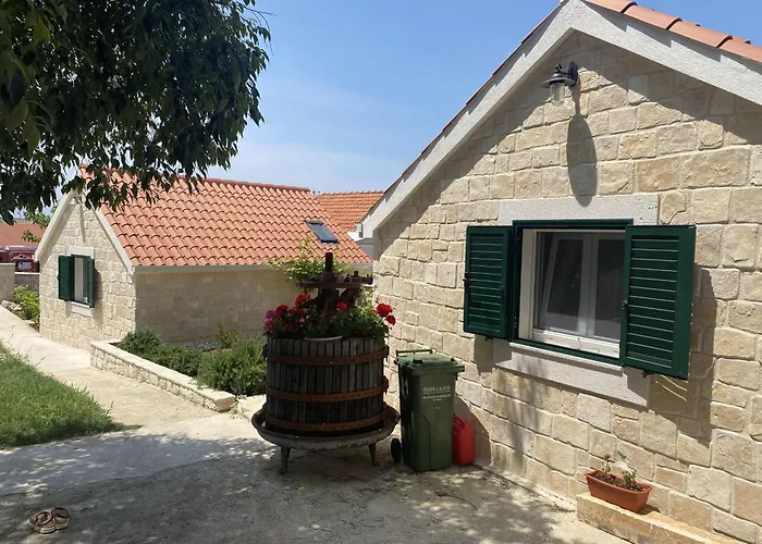 Vakantiehuis House Little Flower 2 Trogir